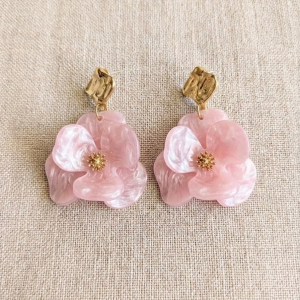 Boucles d’oreilles fleurs en acrylique – Clous en acier inoxydable –