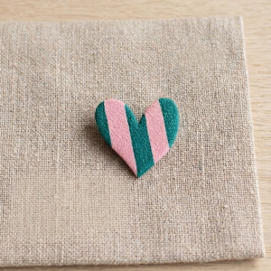 Broche cœur rayé
