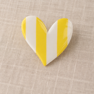 Broche Cœur à Rayures Jaunes et Blanches – Style Rétro & Solaire