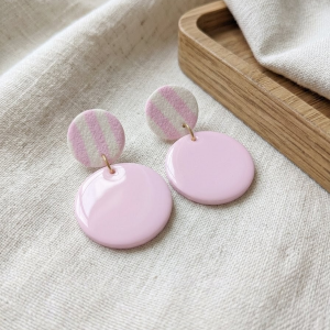 Boucles d'Oreilles Pastel Rose et Rayures – Chic & Minimaliste en Pâte Polymère