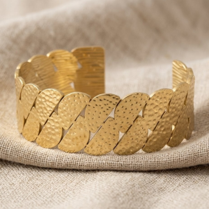 Manchette "Vagues d'Or" – Bracelet Large Martelé et Brossé en Acier Inoxydable