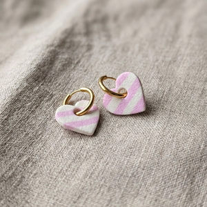 Boucles d'oreilles créoles cœur rayé rose et blanc, Petites créoles dorées en argile polymère, Bijou romantique fait main