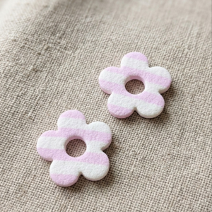Pampille Fleur Rayée Rose et Blanc en Résine, Charms Fleur pour Création de Bijoux, Breloque Printanière pour Boucles d'Oreilles