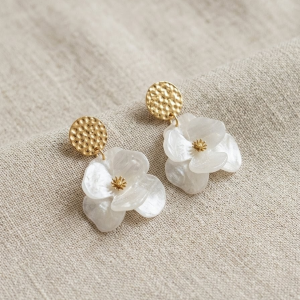 Fleurs nacrées - clip d'oreilles