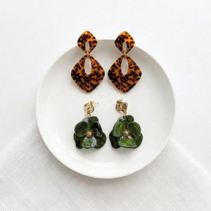 Les boucles d'oreilles en acrylique