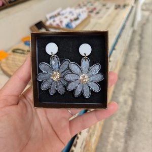 Boucles d’oreilles fleurs en résine et paillettes