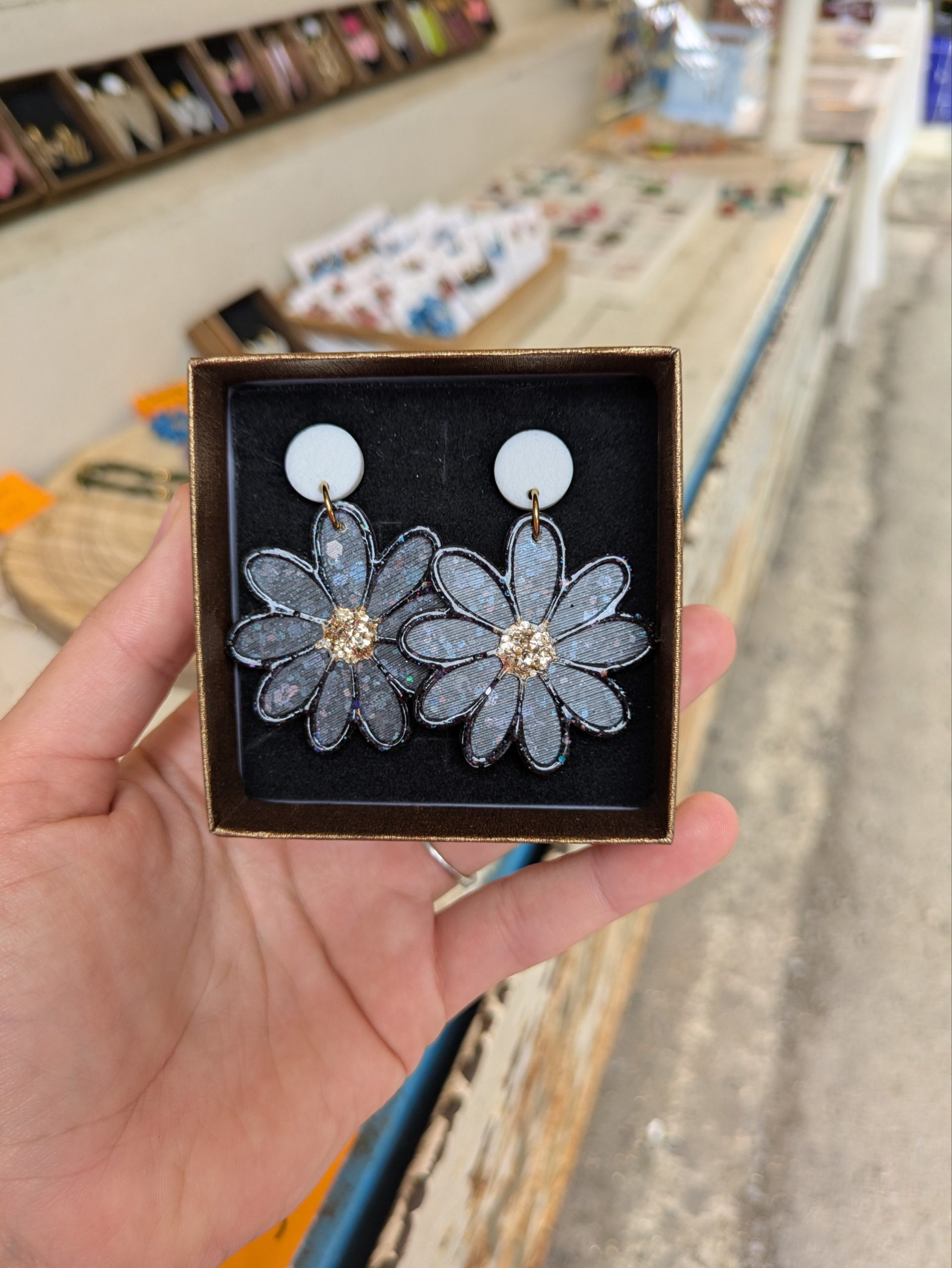 Boucles d’oreilles fleurs en résine et paillettes
