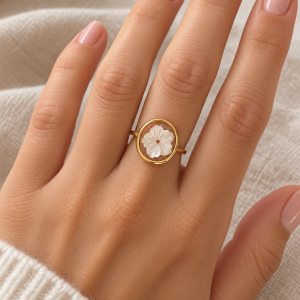 Bague Fleur en Nacre – Acier Inoxydable Doré | Les Bijoux d’Hally
