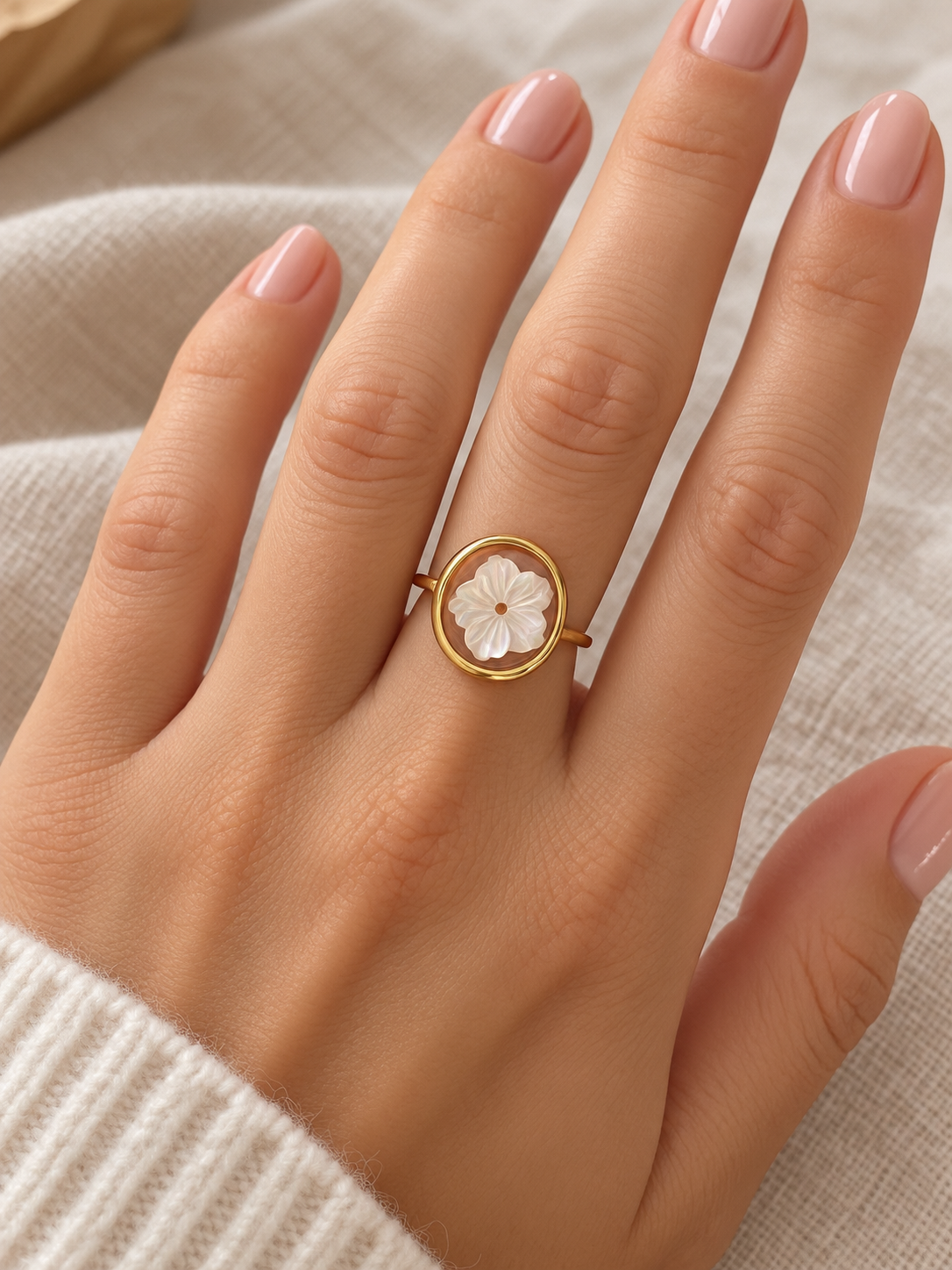 Bague Fleur en Nacre – Acier Inoxydable Doré | Les Bijoux d’Hally