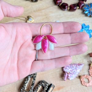 Pampilles fleuries fuchsia et nacrées – En résine faites main