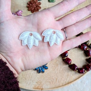 Pampilles fleurs de lotus nacrées – Les Bijoux d’Hally